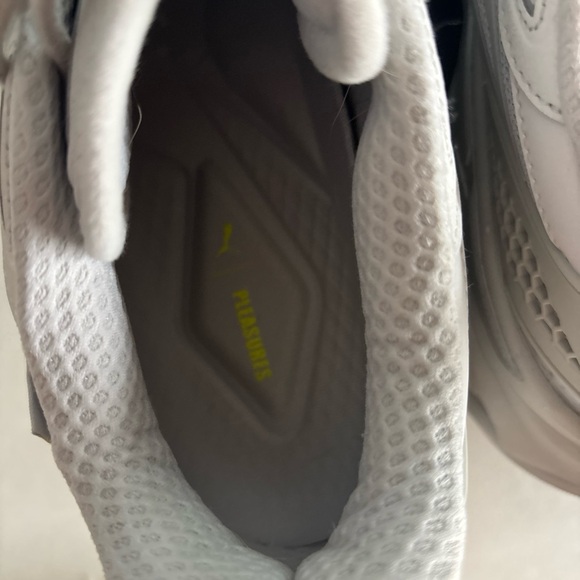 Puma Light Gray Sneakers with Yellow Accent - PUMA SPIREX X PLEASURES - Picture 8 of 12